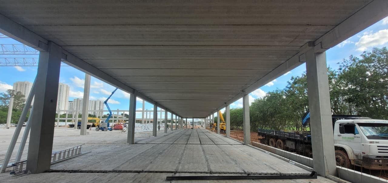 Estrutura pré-fabricada de supermercado em execução