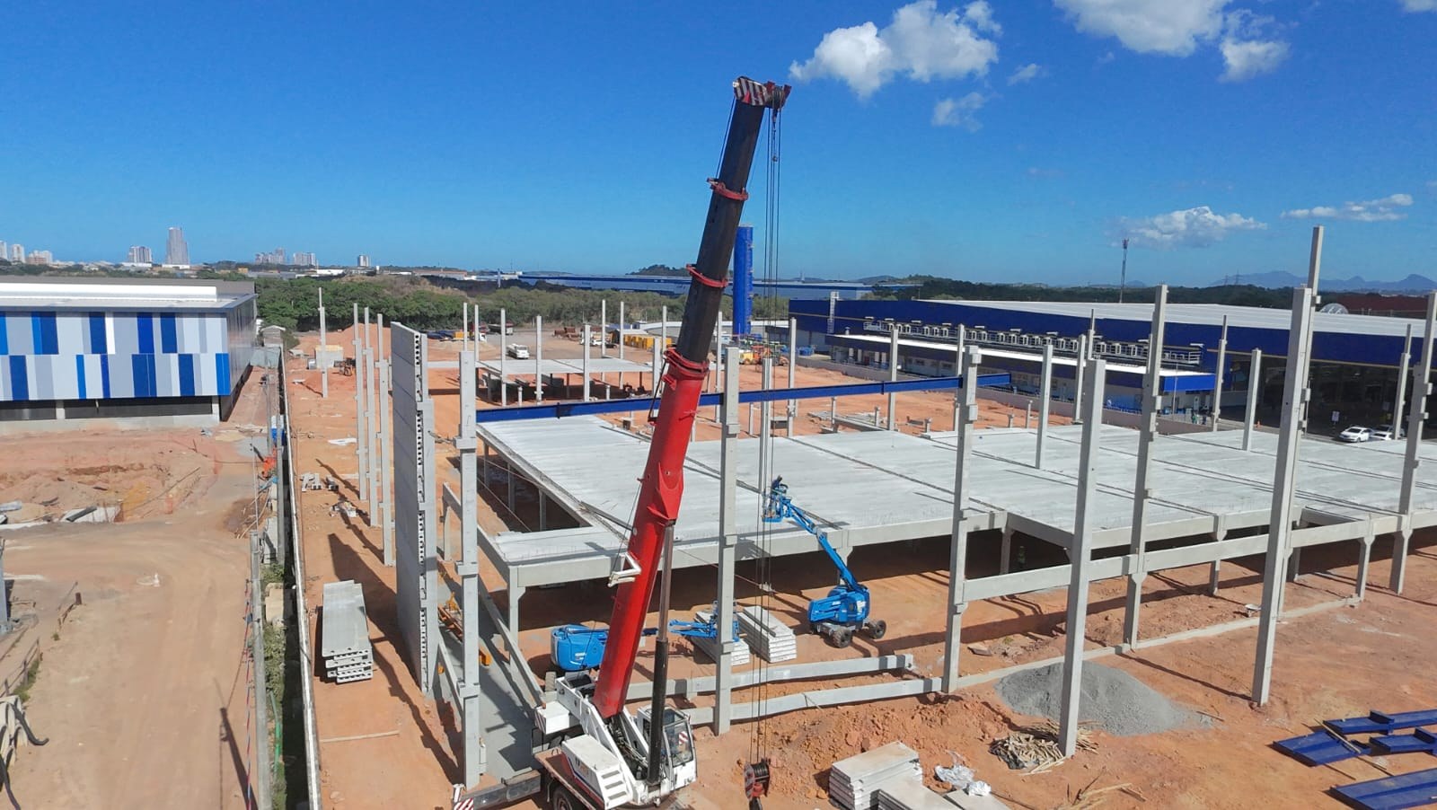 Montagem de estrutura pré-fabricada com içamento de peças
